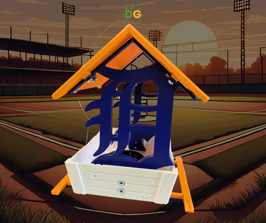 Michigan Sports Themed Countryside Bird Feeder | Outdoor Wildlife Accessory